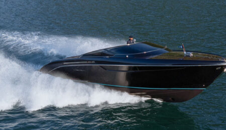 Riva Cento in navigazione motoscafo classico da collezione edizione limitata