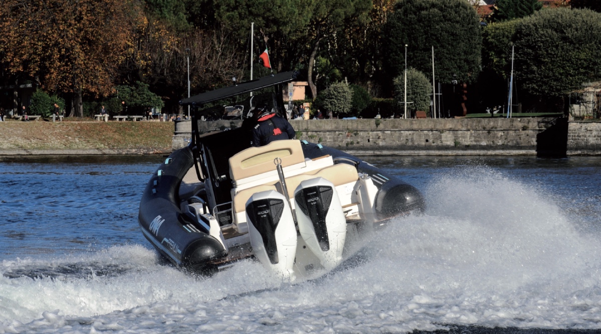 gommone in navigazione gommone in navigazione