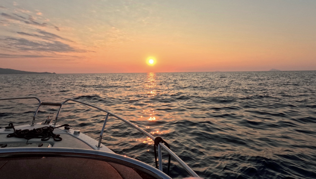 Tramonto di fronte alle Isole Eolie.