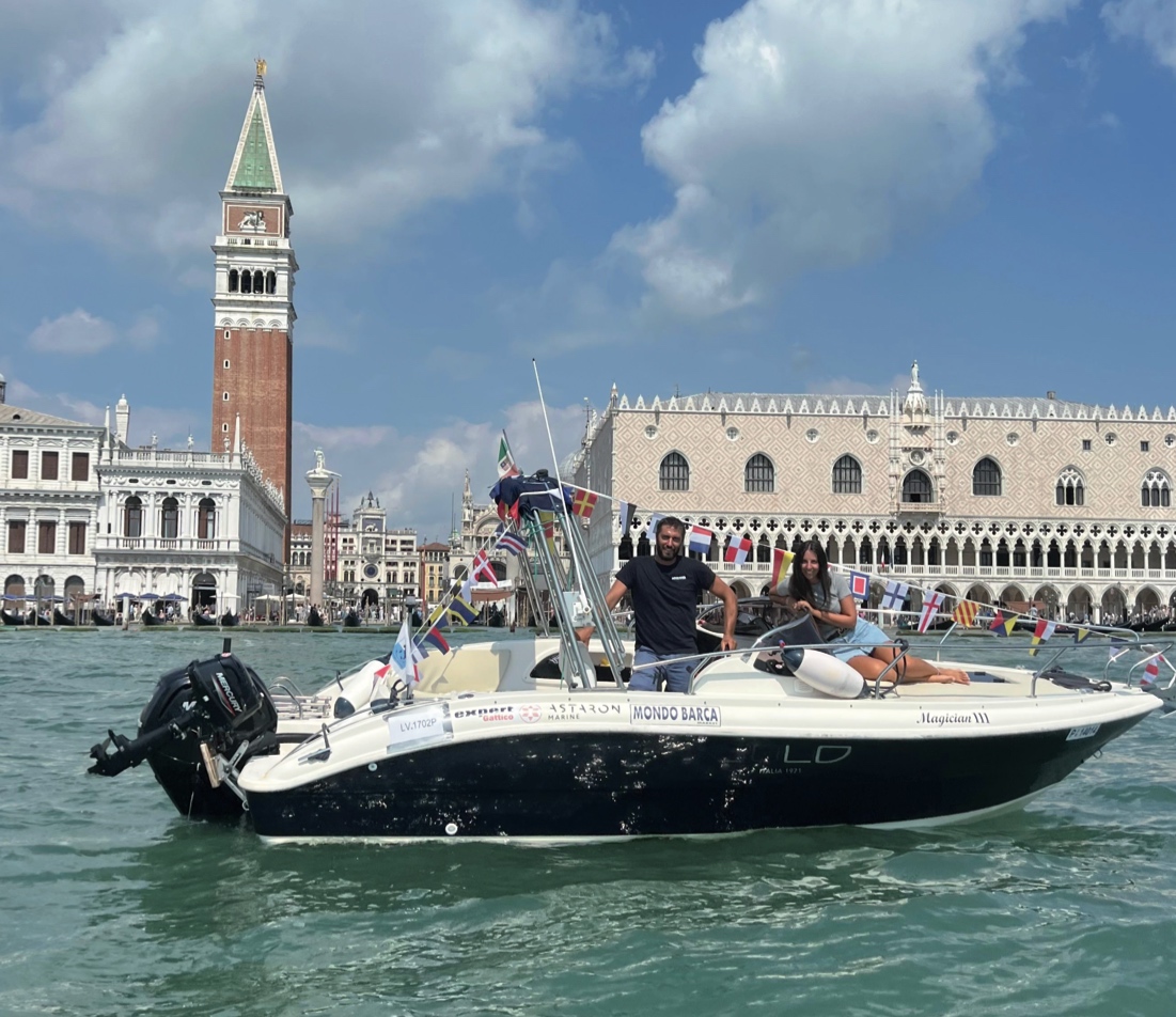 La Magician III ormeggiata alla Compagnia della Vela di fronte Piazza San Marco.