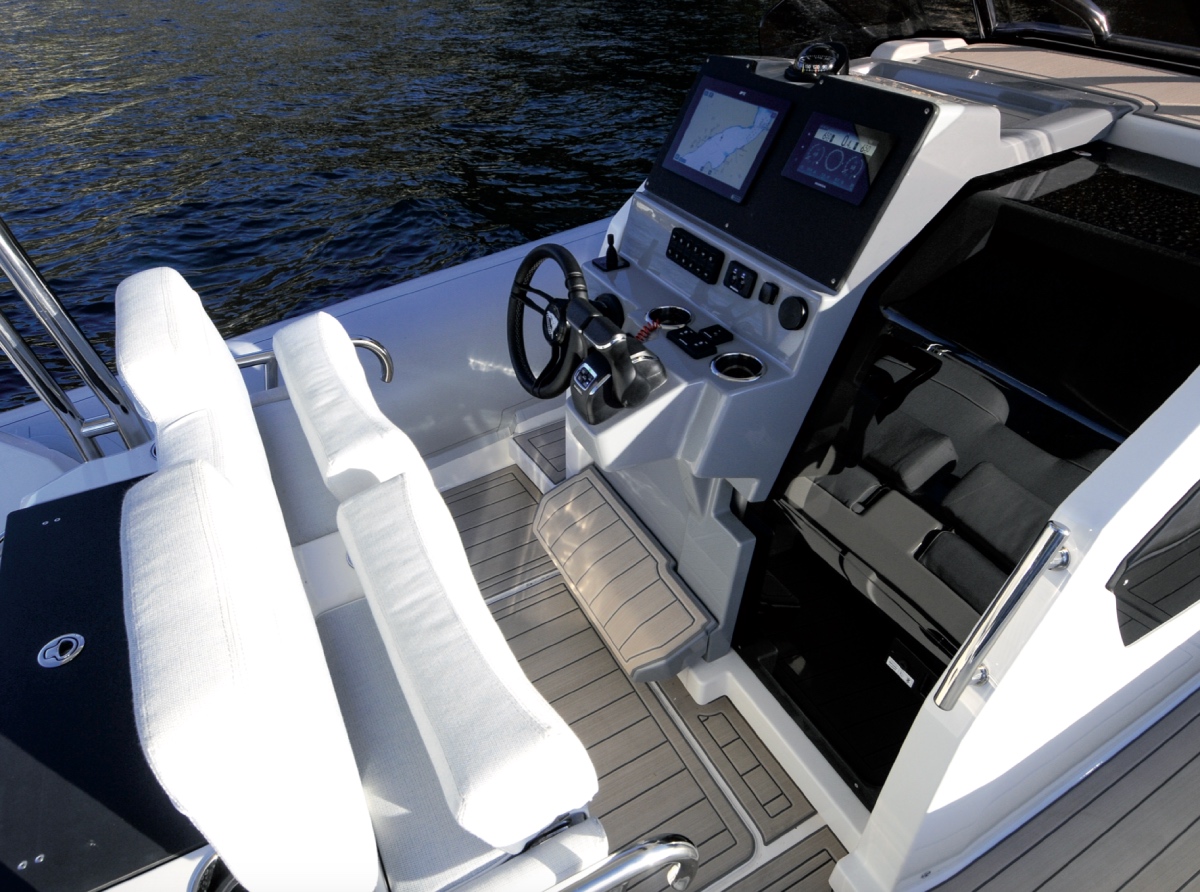 postazione di pilotaggio del RIB