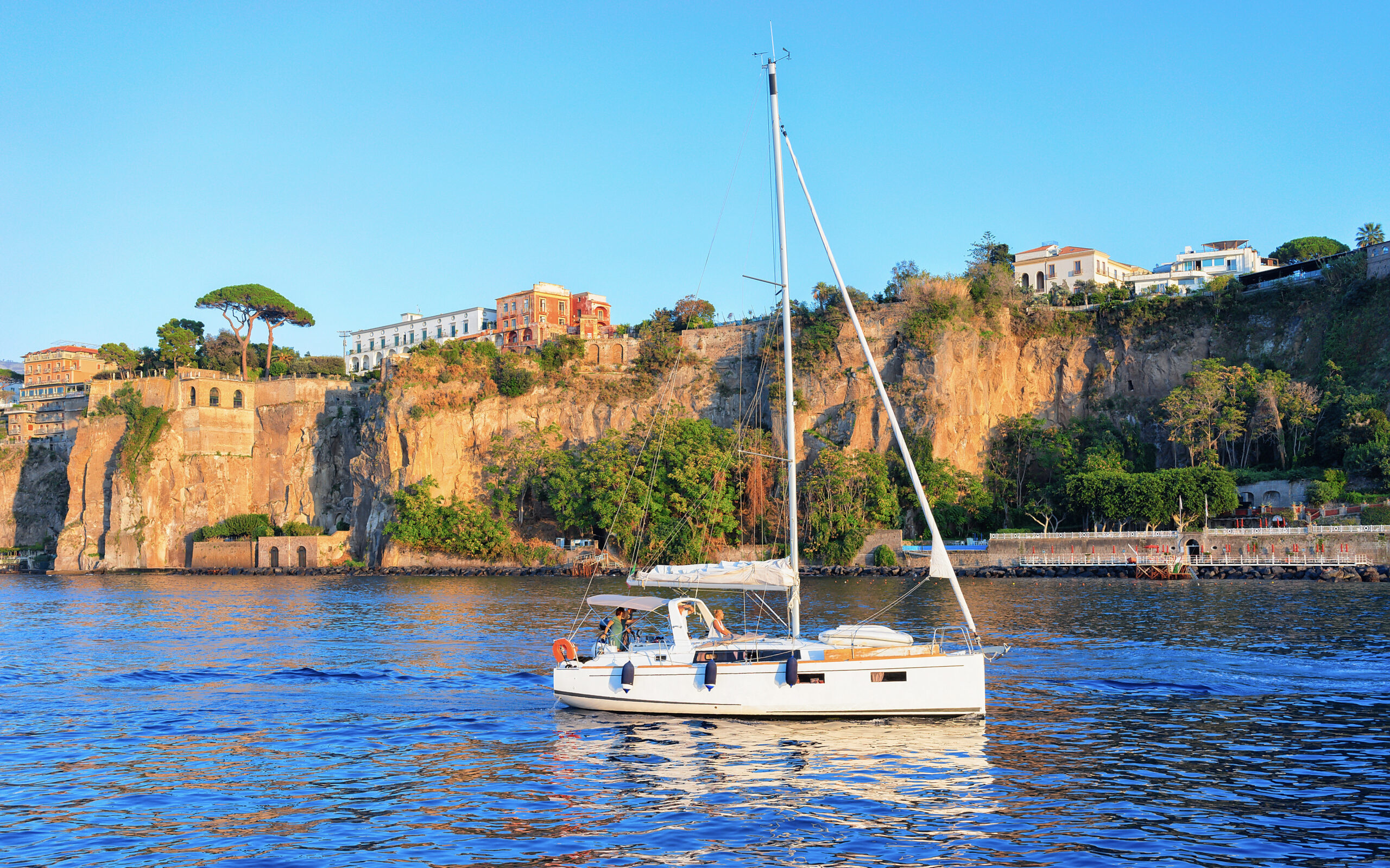 Barca a vela al tramonto Sorrento