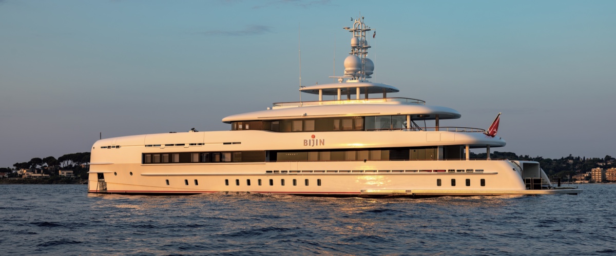 Bijin, 50 metri in alluminio costruito da Heesen Yachts e rinnovato da Monaco Marine su progetto di Hot Lab.