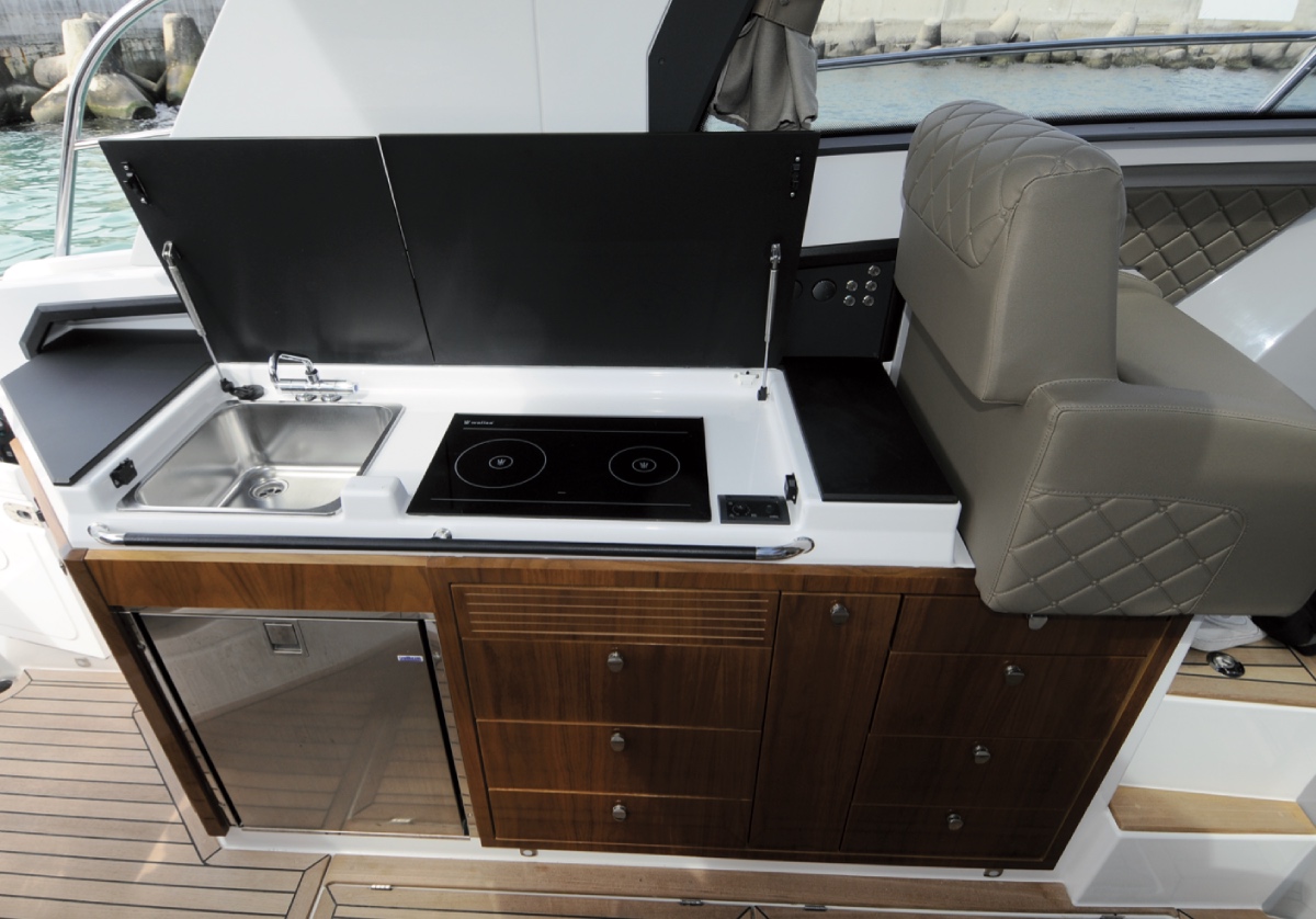 mobile cucina a bordo dell'Aquador 300 HT