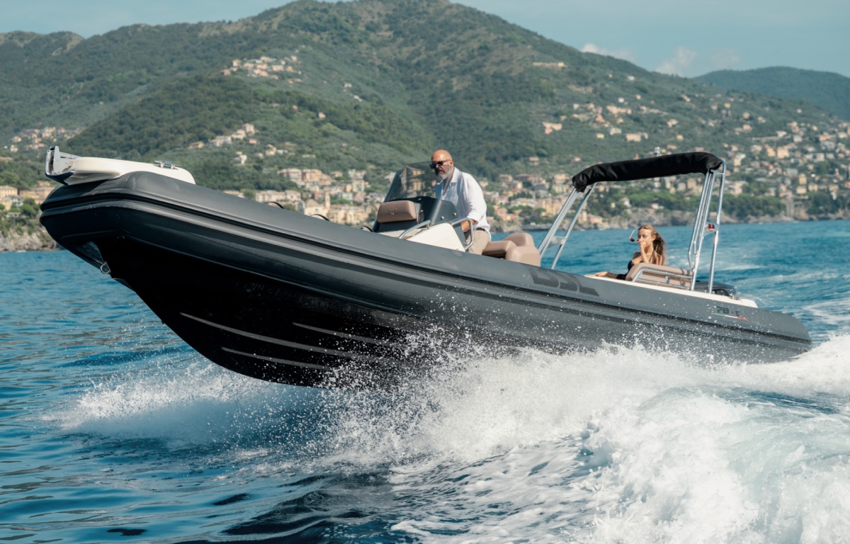 Gommone in navigazione
