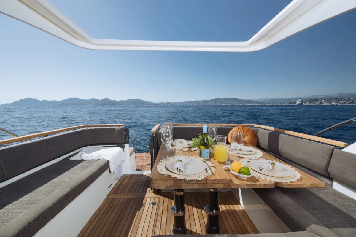 Salone esterno dinette barca a motore 12 metri