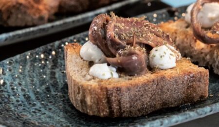Bruschetta alici ricotta e origano