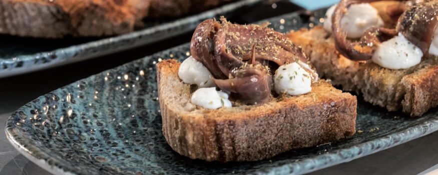 Bruschetta alici ricotta e origano