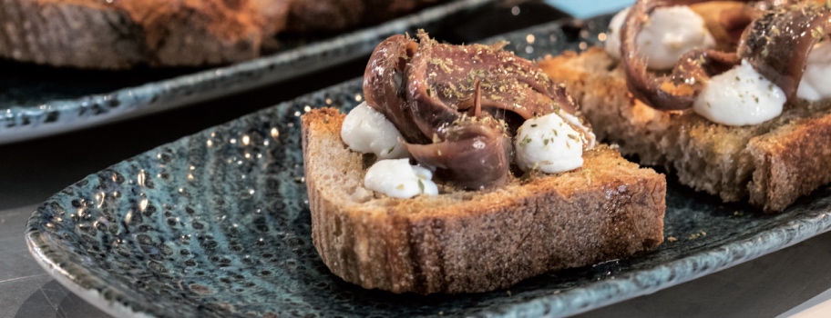 Bruschetta alici, ricotta e origano: la ricetta