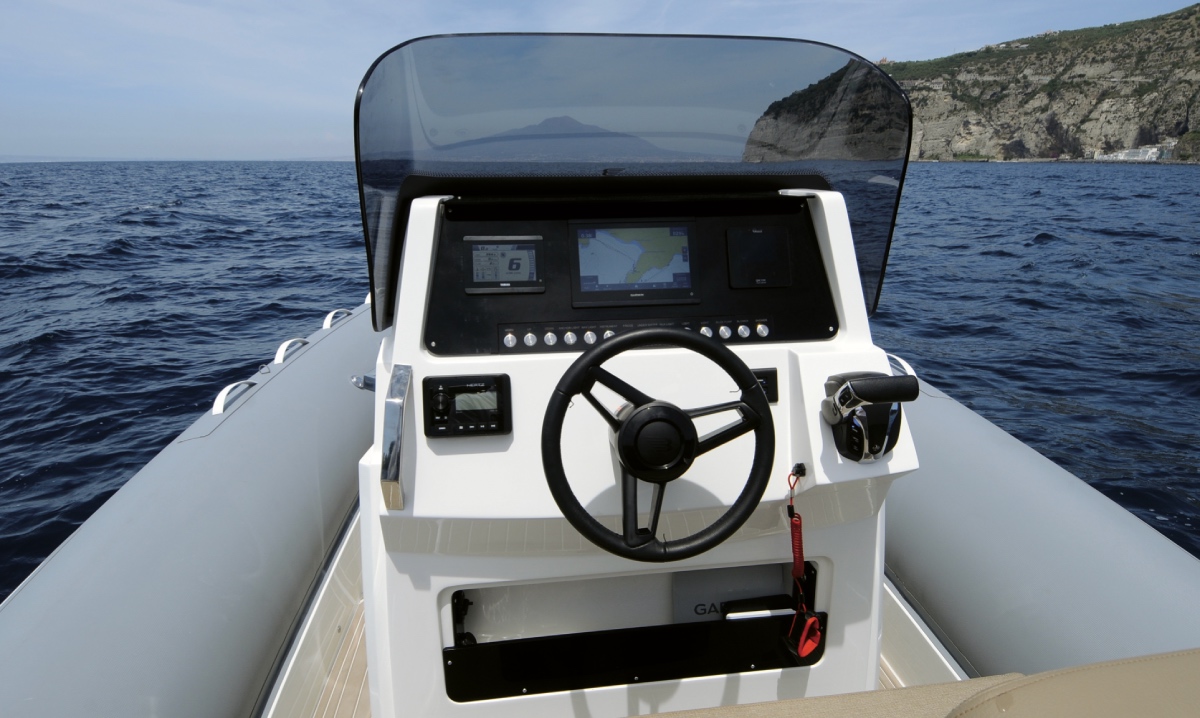 console di guida gommone 8 metri