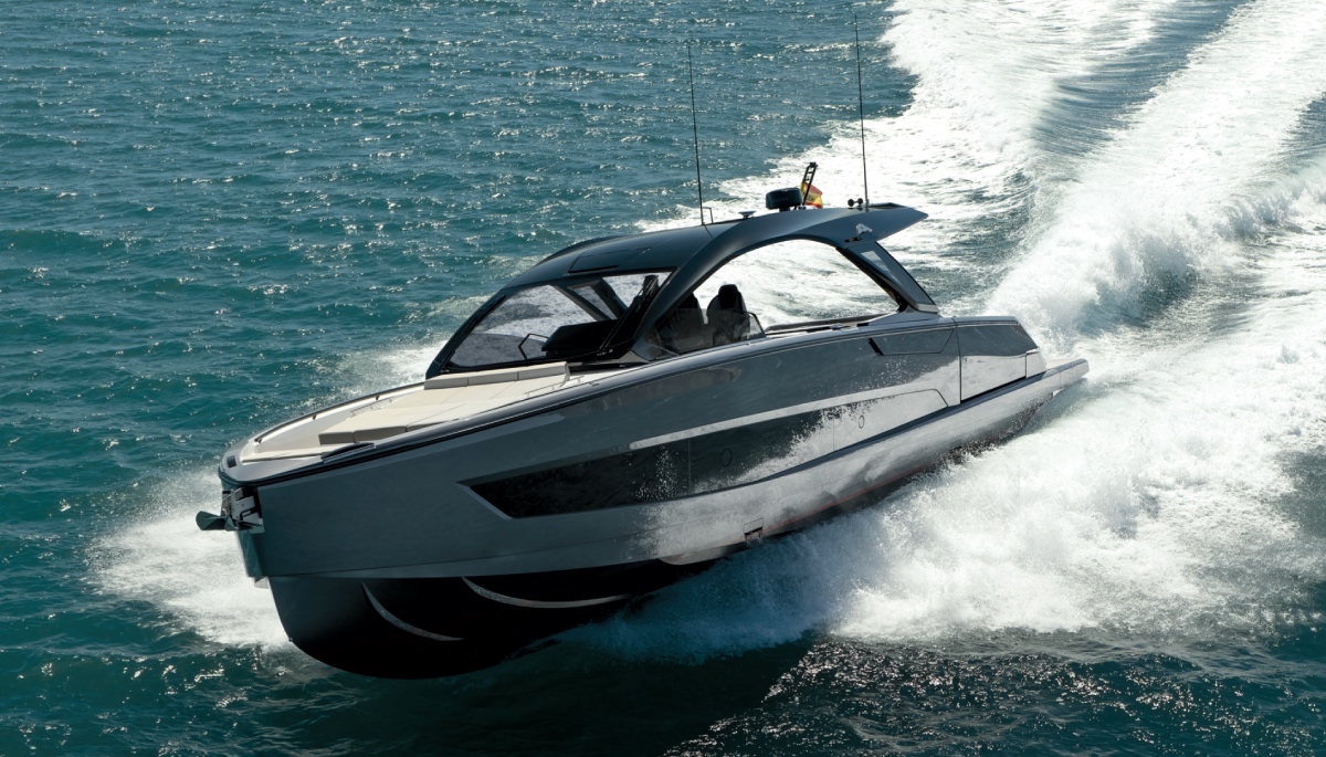 yacht in navigazione con onda